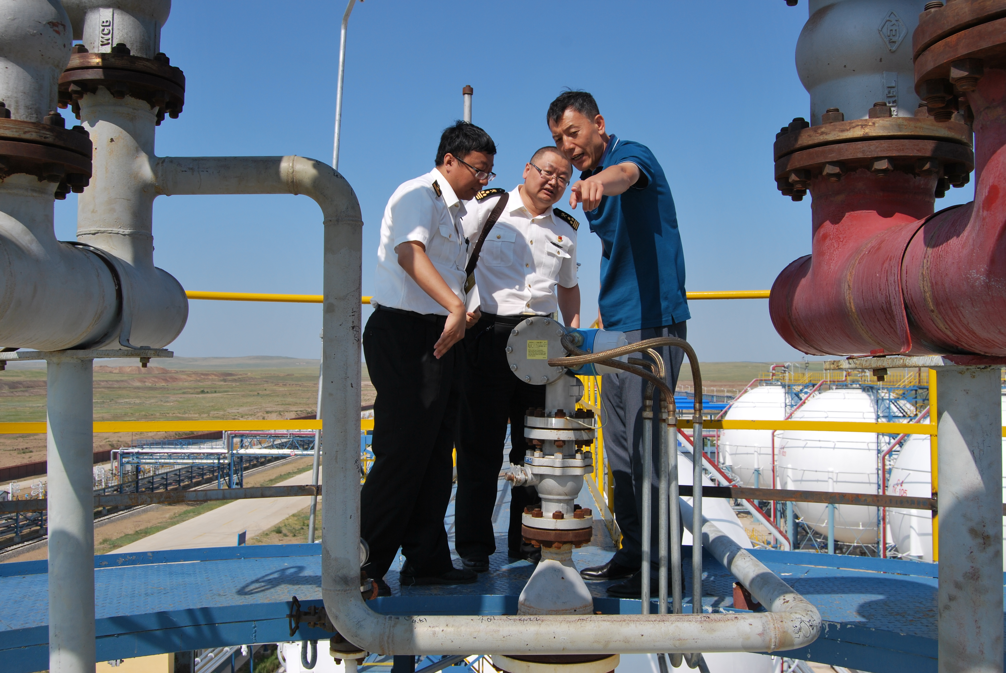 图为：满洲里海关关员到远东液化石油气储运基地开展监管并指导（冯瑞山 摄） (2).JPG
