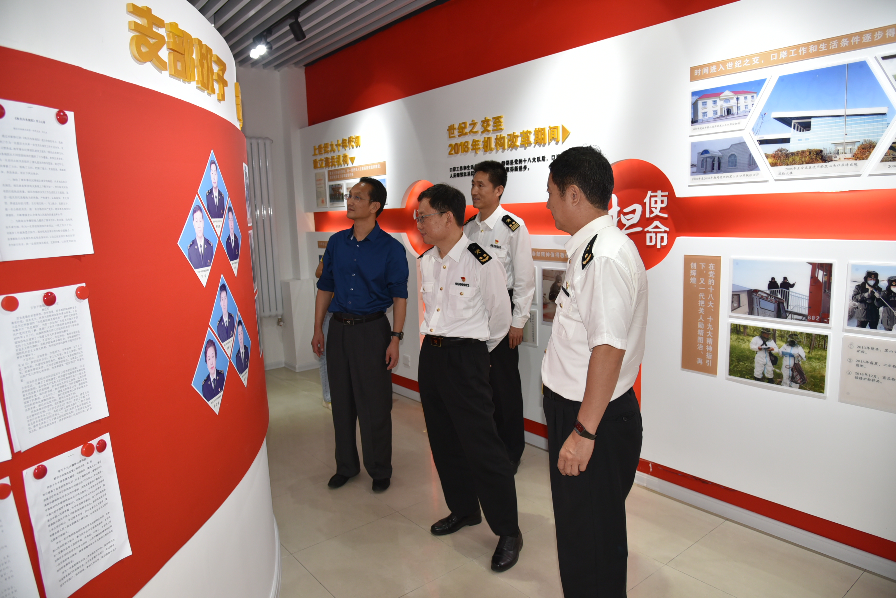 图为：参观额尔古纳海关党建工作室 齐尧 摄.JPG