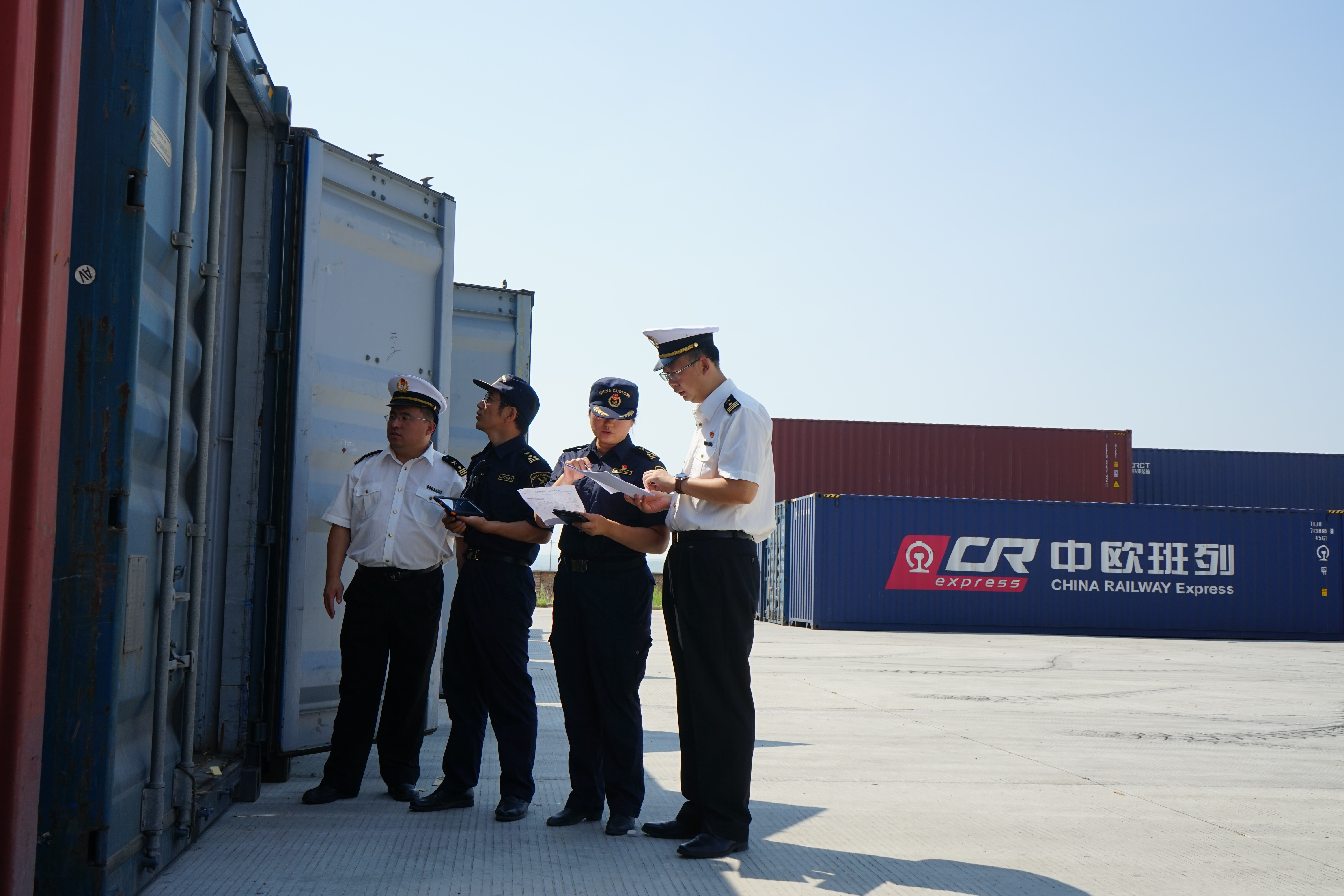 图为：海关关员查验集装箱（韩昱 摄）.JPG
