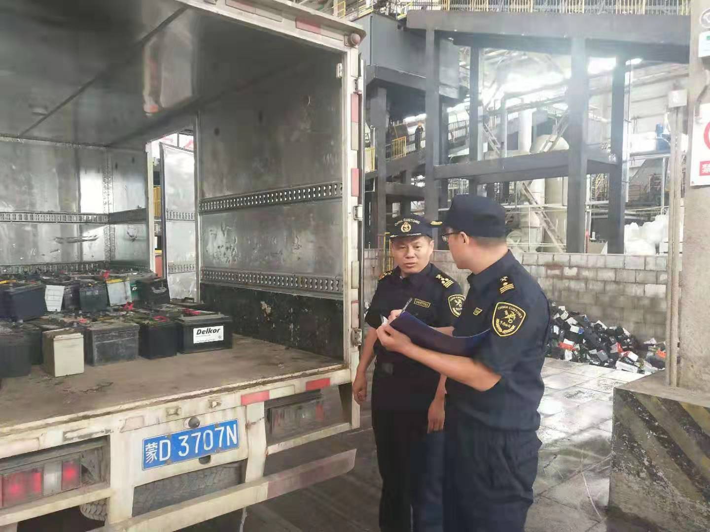 图为:海关关员监管废旧电池销毁现场 (2).jpg