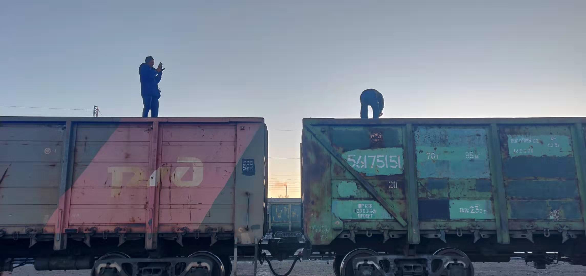 图为:海关关员通过新一代查检系统查验货物 刘博 摄.jpg