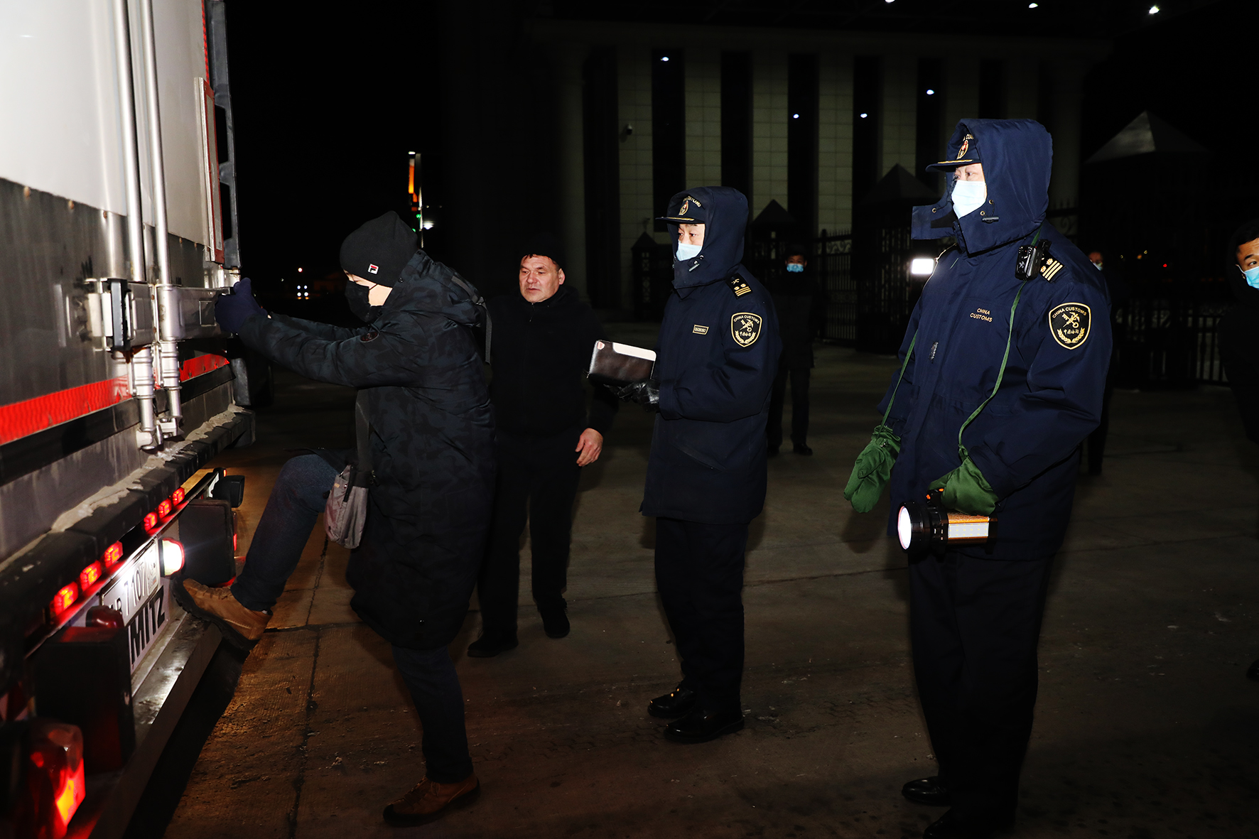 图为:海关关员快速验放防疫物资.jpg